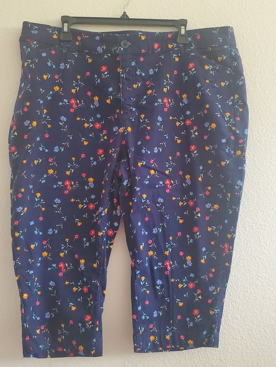 St. John's Bay Pants - St. John's Bay Navy Floral Capri Pants Size 18W